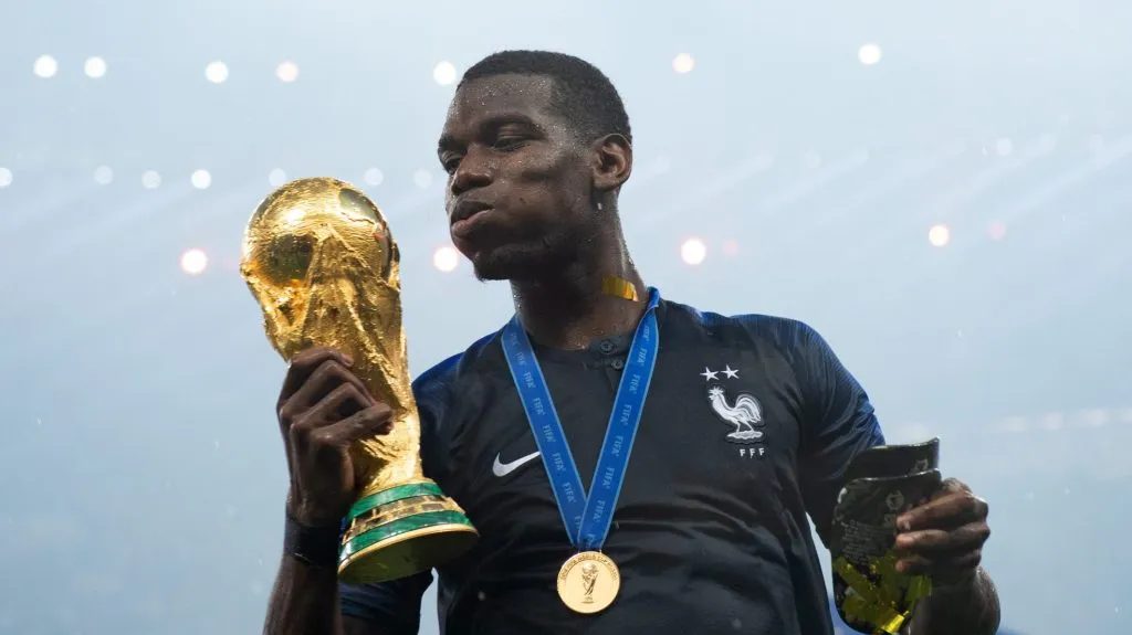 Pogba com o troféu da Copa do Mundo.  (Photo by Matthias Hangst/Getty Images)