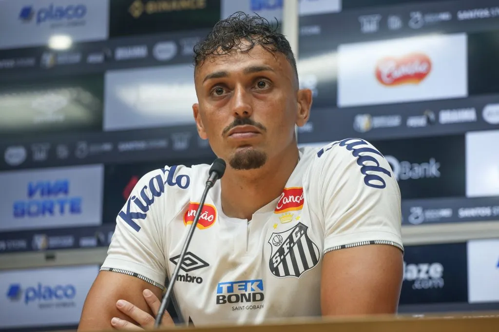 SP – SANTOS – 17/11/2024 – BRASILEIRO B 2024, SANTOS X CRB – Diego Pituca jogador do Santos durante coletiva apos a partida contra o CRB no estadio Vila Belmiro pelo campeonato Brasileiro B 2024. Foto: Reinaldo Campos/AGIF