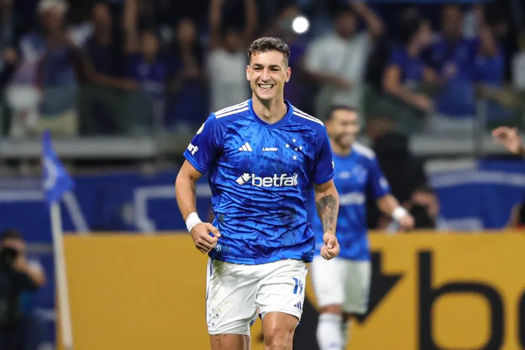 Dinenno jogador do Cruzeiro comemora seu gol durante partida contra o Juventude pelo campeonato Brasileiro A 2024. Foto: Gilson Lobo/AGIF