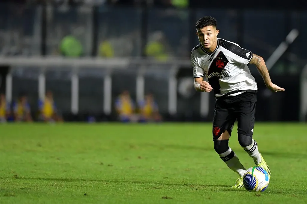 Adson jogador do Vasco durante partida contra o Fortaleza pelo campeonato Brasileiro A 2024. Foto: Thiago Ribeiro/AGIF
