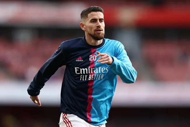 Jorginho em aquecimento pelo Arsenal em 2024 – (Photo by Alex Pantling/Getty Images)