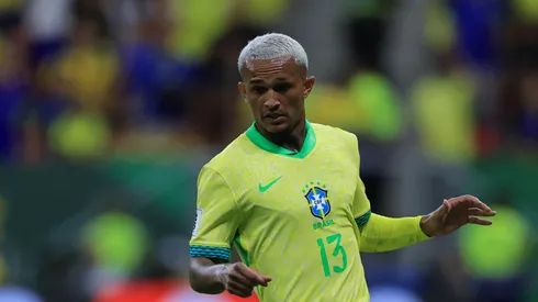 Wesley França, do Brasil, controla a bola durante a partida das Eliminatórias da Copa do Mundo da FIFA 2026 da América do Sul entre Brasil e Colômbia no Estádio Mané Garrincha em 20 de março de 2025 em Brasília, Brasil. (Foto de Buda Mendes/Getty Images)