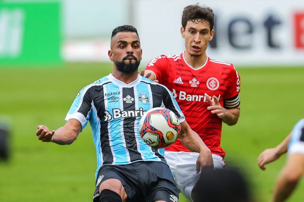 RS – Porto Alegre – 16/05/2021 – GAUCHO 2021, INTERNACIONAL X GREMIO – Rodrigo Dourado jogador do Internacional disputa lance com Maicon jogador do Gremio durante partida no estadio Beira-Rio pelo campeonato Gaucho 2021. Foto: Pedro H. Tesch/AGIF