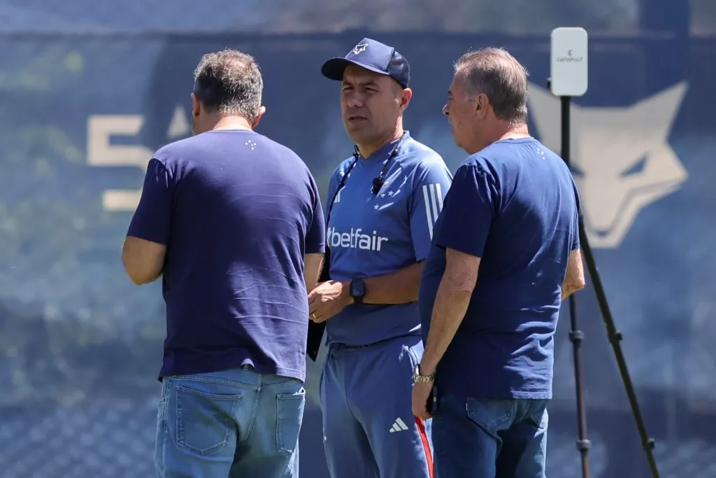 MG – BELO HORIZONTE – 27/02/2025 – CRUZEIRO, TREINO –  Leonardo Jardim tecnico do Cruzeiro com Alexandre Mattos e Paulo Pelaipe durante treino no Centro de Treinamento CT Toca II. Foto: Gilson Lobo/AGIF