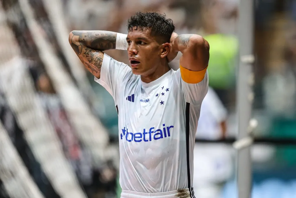 Lucas Romero durante partida contra o Atletico-MG na final do Campeonato Mineiro de 2024. Foto: Gilson Lobo/AGIF