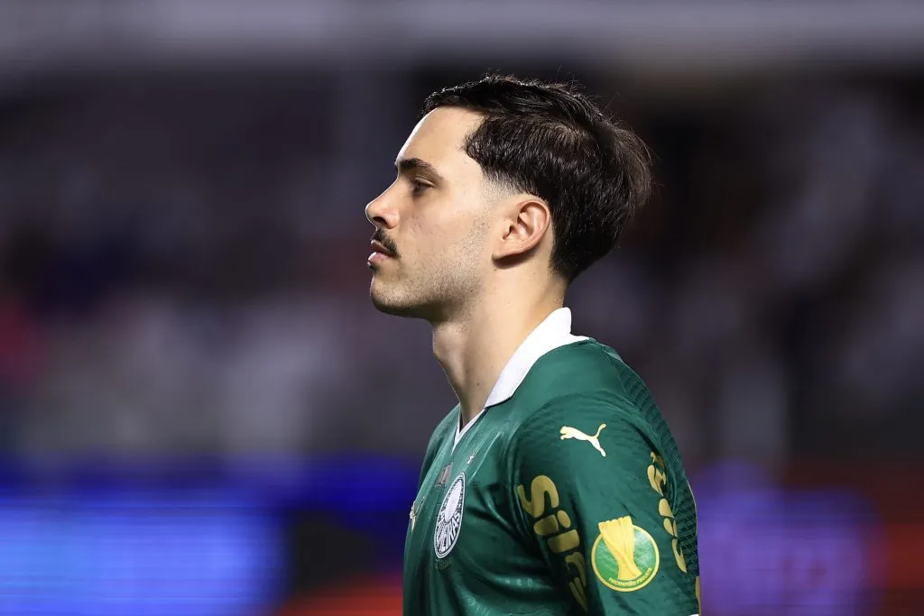 SP – SANTOS – 22/01/2025 – PAULISTA 2025, SANTOS X PALMEIRAS – Mauricio jogador do Palmeiras durante partida contra o Santos no estadio Vila Belmiro pelo campeonato Paulista 2025. Foto: Marcello Zambrana/AGIF