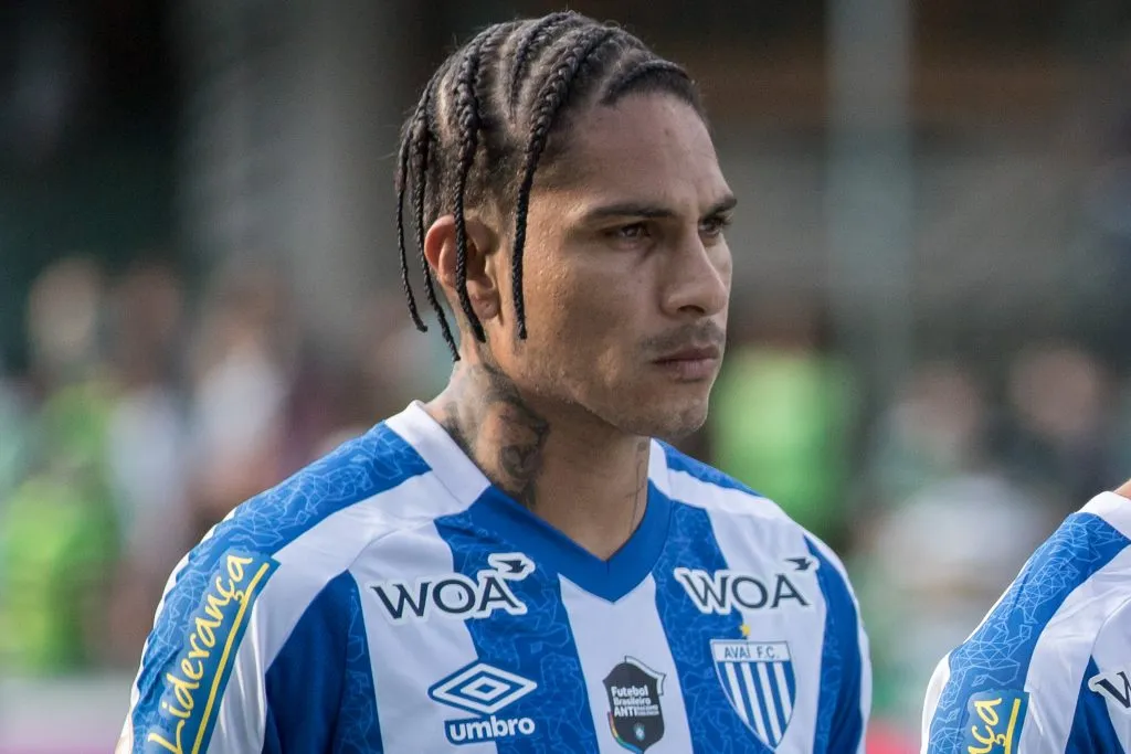 PR – Curitiba – 27/08/2022 – BRASILEIRO A 2022, CORITIBA X AVAI – Guerrero jogador do Avai durante execucao do hino nacional antes da partida contra o Coritiba no estadio Couto Pereira pelo campeonato Brasileiro A 2022. Foto: Robson Mafra/AGIF