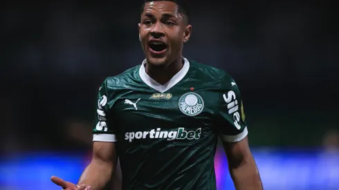 Vitor Roque durante confronto contra o Corinthians na Libertadores 2025.