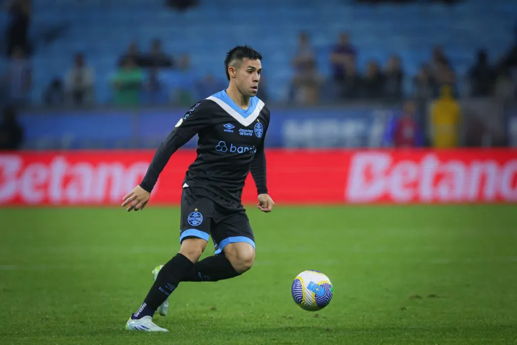 RS – PORTO ALEGRE – 25/09/2024 – BRASILEIRO A 2024, GREMIO X CRICIUMA – Aravena jogador do Gremio durante partida contra o Criciuma no estadio Arena do Gremio pelo campeonato Brasileiro A 2024. Foto: Maxi Franzoi/AGIF
