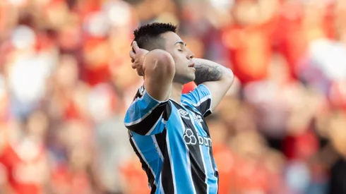 Aravena jogador do Gremio lamenta durante partida contra o Internacional no estadio Beira-Rio pelo campeonato Brasileiro A 2024.