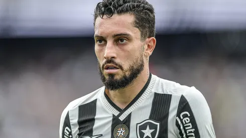 Alex Telles durante confronto contra o São Paulo no Brasileirão 2024.