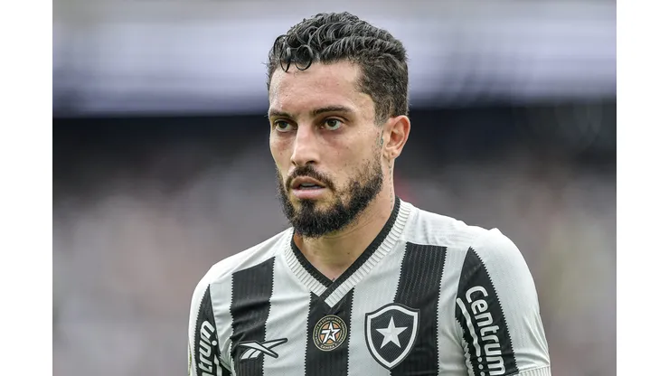 Alex Telles durante confronto contra o São Paulo no Brasileirão 2024.