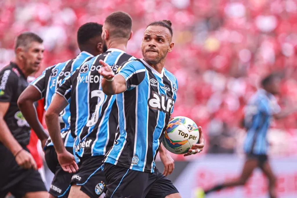 Martin Braithwaite jogador do Gremio comemora seu gol durante partida contra o Internacional no estadio Beira-Rio pelo campeonato Gaucho 2025. Foto: Maxi Franzoi/AGIF