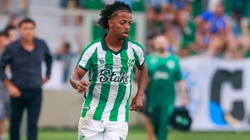 Ênio durante confronto contra o Grêmio no Campeonato Gaúcho de 2024.