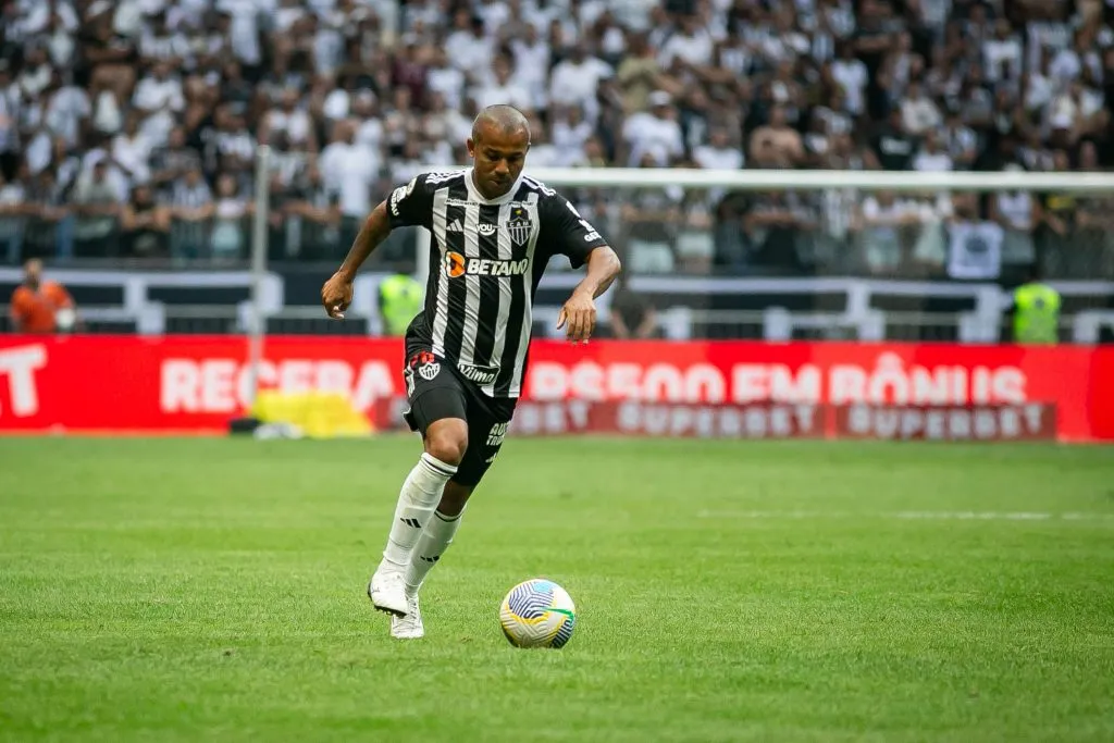 Mariano jogando no Atlético-MG durante partida contra o Cuiabá pelo campeonato Brasileiro A 2024. Foto: Fernando Moreno/AGIF