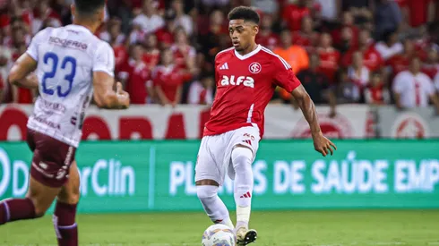 Victor Gabriel jogador do Internacional durante partida contra o Caxias no estadio Beira-Rio pelo campeonato Gaucho 2025. Foto: Maxi Franzoi/AGIF