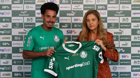 A presidente Leila Pereira, da SE Palmeiras, apresenta o mais novo atleta do clube Lucas Evangelista, na Academia de Futebol. (Foto: Cesar Greco/Palmeiras/by Canon)