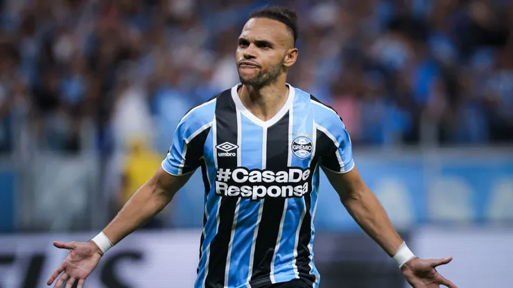 Braithwaite jogador do Gremio comemora seu gol durante partida contra o Internacional no estadio Arena do Gremio pelo campeonato Gaucho 2025. Foto: Maxi Franzoi/AGIF