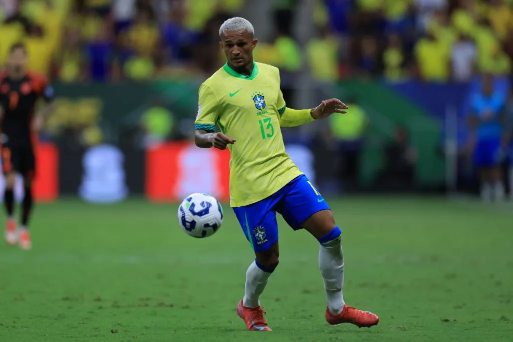 BRASILIA, BRAZIL – MARCH 20: Wesley França of Brazil controls the ball during the South American FIFA World Cup 2026 Qualifier match between Brazil and Colombia at Mane Garrincha Stadium on March 20, 2025 in Brasilia, Brazil. (Photo by Buda Mendes/Getty Images)