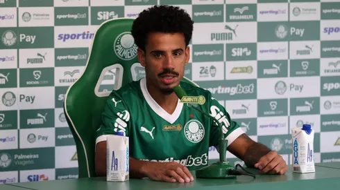 O jogador Lucas Evangelista é apresentado como mais novo atleta da SE Palmeiras, na Academia de Futebol. (Foto: Cesar Greco/Palmeiras)