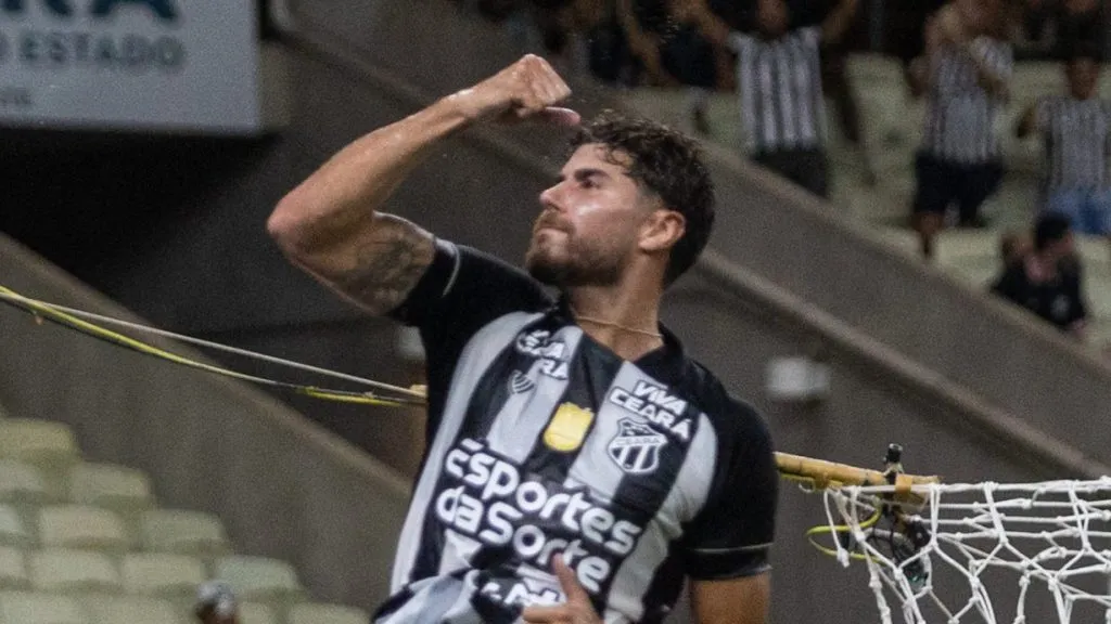 Pedro Raul comemorando gol pelo Ceará. Foto: Lucas Emanuel/AGIF