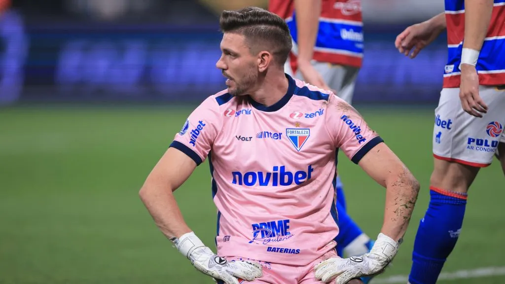 João Ricardo lamentando durante partida contra o Corinthians na Copa Sul-Americana de 2024. Foto: Ettore Chiereguini/AGIF