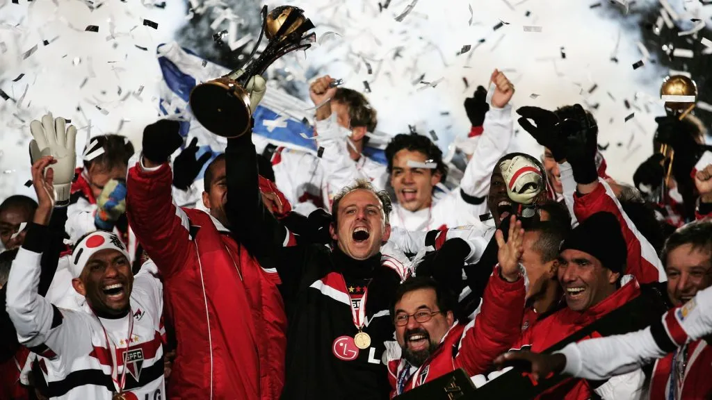 São Paulo campeão do Mundial de Clubes em 2005 em cima do Liverpool no Japão.  (Photo by Shaun Botterill/Getty Images)