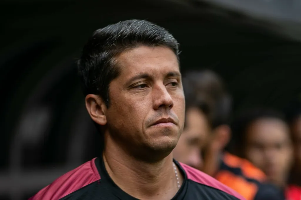 Thiago Carpini durante partida contra o Atlético-MG no Campeonato Brasileiro de 2024. Foto: Fernando Moreno/AGIF
