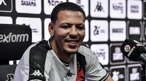 Clayton fala aos jornalista durante sua apresentação oficial como jogador do Vasco em coletiva de imprensa realizada no São Januário. Foto: Thiago Ribeiro/AGIF