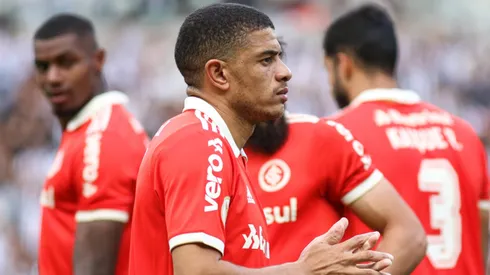 Taison jogador do Internacional durante partida contra o Atletico-MG no estadio Mineirao pelo campeonato Brasileiro A 2022.