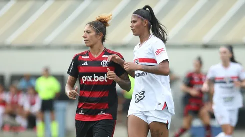 Andressa Karolaine do São Paulo disputa lance com Cristiane, do Flamengo, durante partida pela Supercopa do Brasil Feminina. Foto: Reinaldo Campos/AGIF