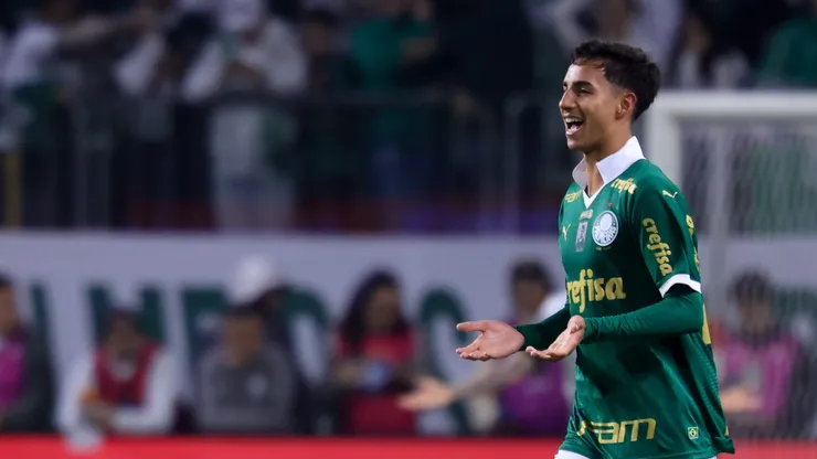 Vitor Reis jogador do Palmeiras comemora seu gol durante partida contra o Corinthians no estadio Arena Allianz Parque pelo campeonato Brasileiro A 2024.