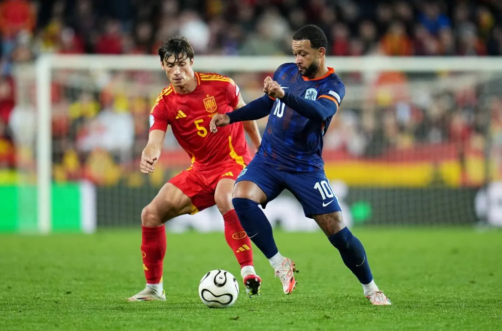 Robin Le Normand, da Espanha, disputa a posse de bola com Memphis Depay, da Holanda, durante a partida das quartas de final da Liga das Nações da UEFA entre Espanha e Holanda, no Estádio Mestalla, em 23 de março de 2025 em Valência, Espanha. (Foto de Aitor Alcalde/Getty Images)