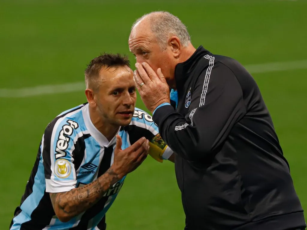 RS – Porto Alegre – 21/08/2021 – BRASILEIRO A 2021, GREMIO X BAHIA – Felipao tecnico do Gremio passa orientacoes a Rafinha durante partida contra o Bahia no estadio Arena do Gremio pelo campeonato Brasileiro A 2021. Foto: Maxi Franzoi/AGIF