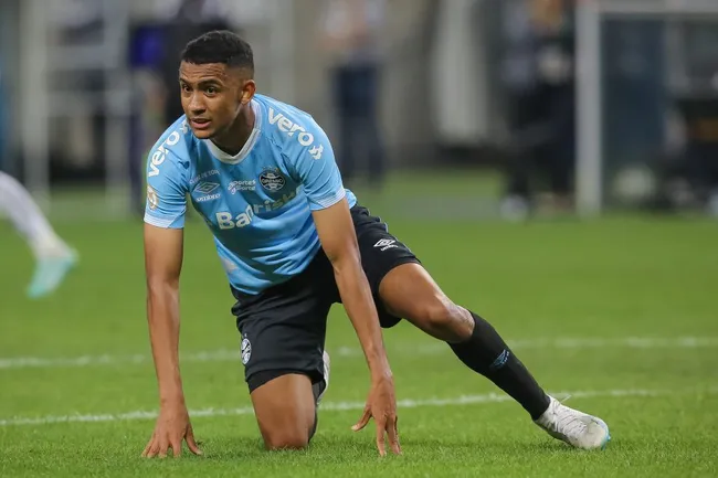 André Henrique jogador do Grêmio lamenta chance perdida durante partida contra o Atlético-MG pelo campeonato Brasileiro A 2023. Foto: Pedro H. Tesch/AGIF