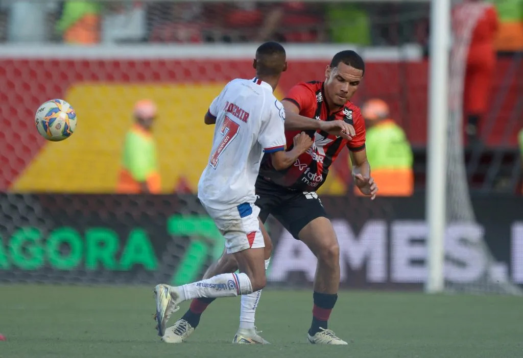 Neris jogador do Vitoria disputa lance com Ademir jogador do Bahia durante partida no estadio Barradao pelo campeonato Baiano 2025. Foto: Jhony Pinho/AGIF
