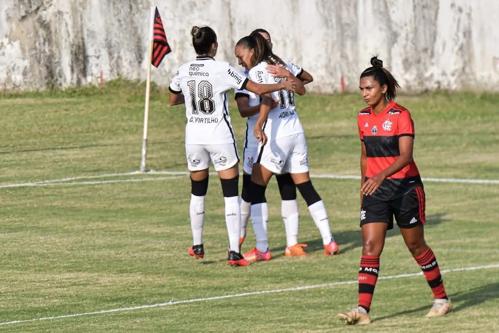RJ – Rio de Janeiro – 27/05/2021 – BRASILEIRO A1 FEMININO, FLAMENGO X CORINTHIANS – Tamires jogadora do Corinthians comemora seu gol com jogadoras do seu time durante partida contra o Flamengo no estadio Gavea pelo campeonato Brasileiro A Feminino 2021. Foto: Thiago Ribeiro/AGIF