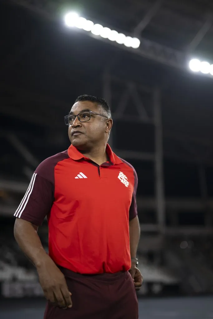 RJ – RIO DE JANEIRO – 20/07/2024 – BRASILEIRO A 2024, BOTAFOGO X INTERNACIONAL – Roger Machado tecnico do Internacional durante partida contra o Botafogo no estadio Engenhao pelo campeonato Brasileiro A 2024. Foto: Jorge Rodrigues/AGIF