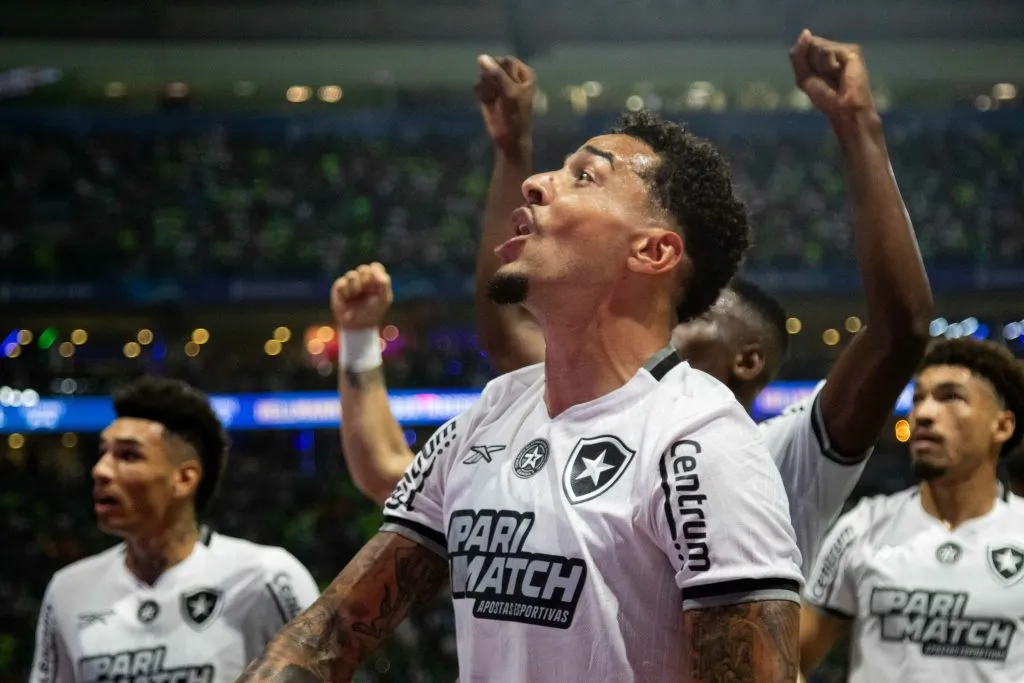 SP – SAO PAULO – 26/11/2024 – BRASILEIRO A 2024, PALMEIRAS X BOTAFOGO – Gregore jogador do Botafogo comemora seu gol durante partida contra o Palmeiras no estadio Arena Allianz Parque pelo campeonato Brasileiro A 2024. Foto: Joisel Amaral/AGIF