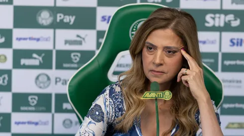 A presidente do Palmeiras Leila Pereira fala aos jornalistas sobre o caso de racismo sofrido pelo jogador do Palmeiras Luighi em jogo da Libertadores sub-20 antes de apresentação oficial de Vitor Roque como jogador do Palmeiras em coletiva de imprensa realizada no CT Academia de Futebol. Foto: Ettore Chiereguini/AGIF