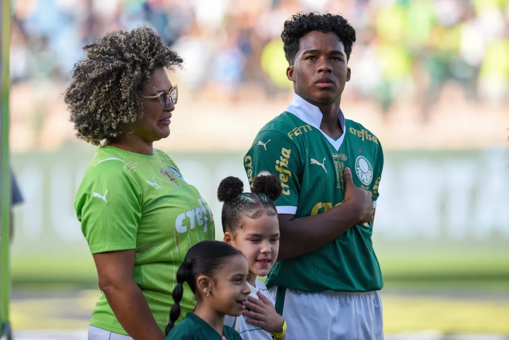 SP – BARUERI – 12/05/2024 – BRASILEIRO A 2024, PALMEIRAS X ATHLETICO-PR – Endrick jogador do Palmeiras durante execucao do hino nacional antes da partida contra o Athletico-PR no estadio Arena Barueri pelo campeonato Brasileiro A 2024. Foto: Anderson Romao/AGIF