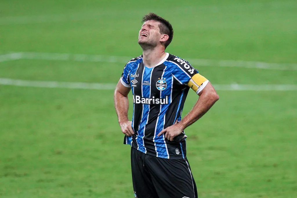 RS – Porto Alegre – 28/02/2021 – COPA DO BRASIL FINAL 2020, GREMIO X PALMEIRAS – Walter Kannemann jogador do Gremio lamenta derrota ao final da partida contra o Palmeiras no estadio Arena do Gremio pelo campeonato Copa do Brasil 2020. Foto: Fernando Alves/AGIF