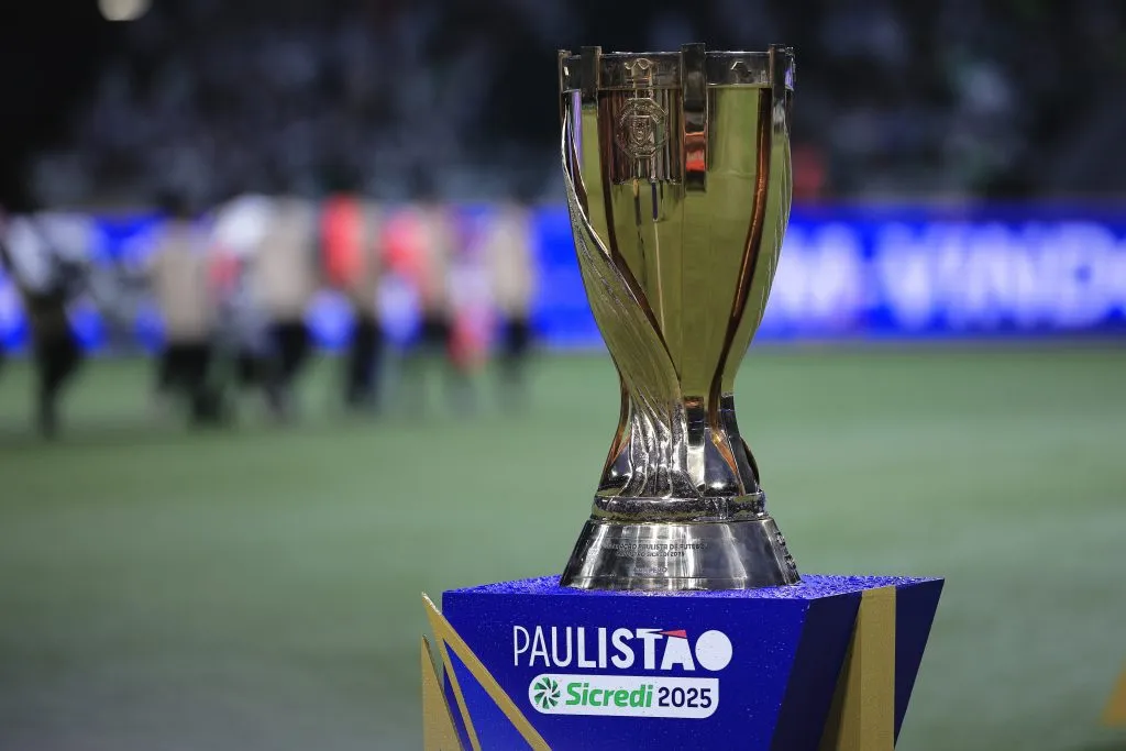 Taça do Campeonato Paulista antes da partida de ida da partida de ida da final do Campeonato Paulista de 2025. Foto: Ettore Chiereguini/AGIF