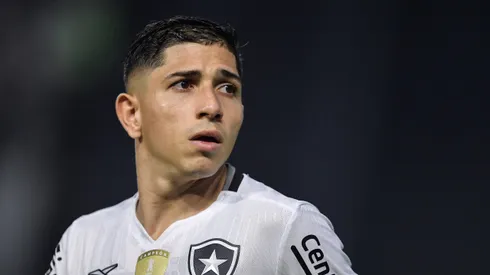 Savarino durante confronto contra o Vasco no Campeonato Carioca de 2025.