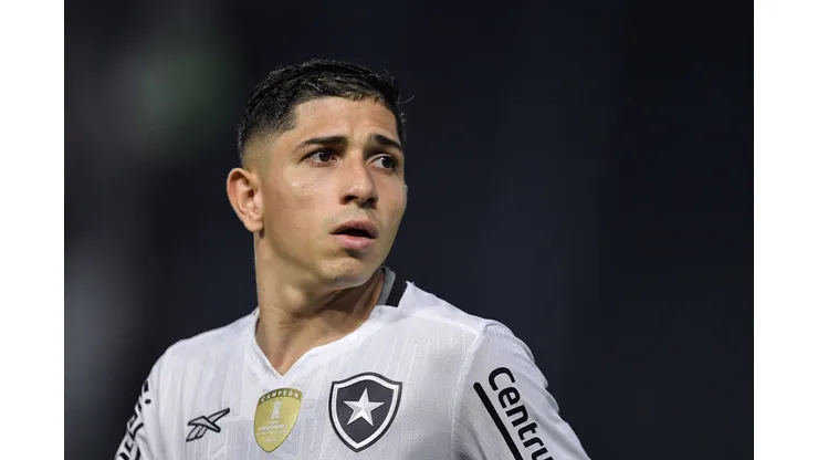 Savarino durante confronto contra o Vasco no Campeonato Carioca de 2025.