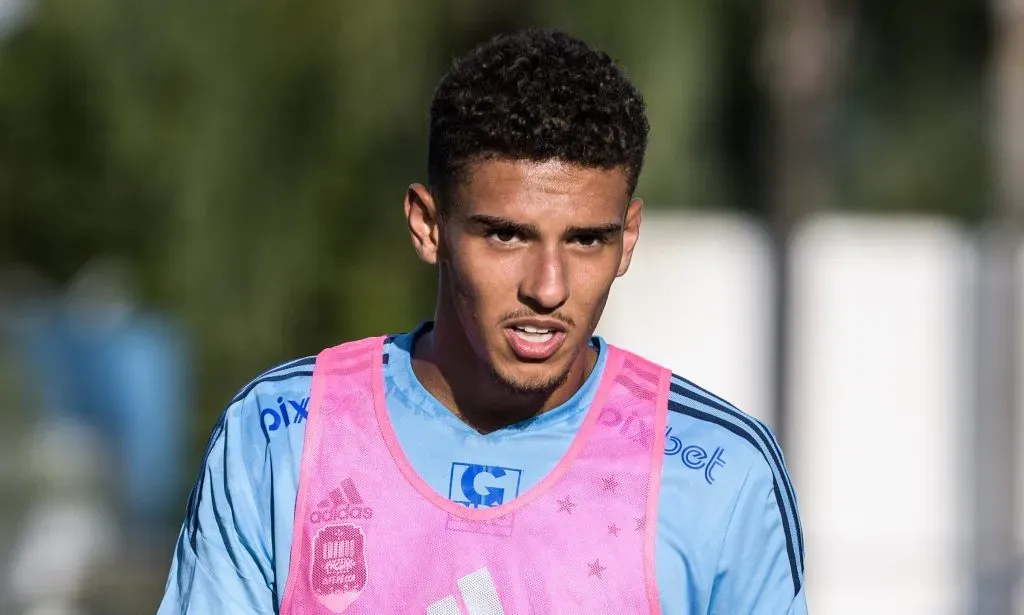 Gui Meira treinando com os profissionais do Cruzeiro na Toca da Raposa – Foto: Reprodução/Gustavo Aleixo/Cruzeiro