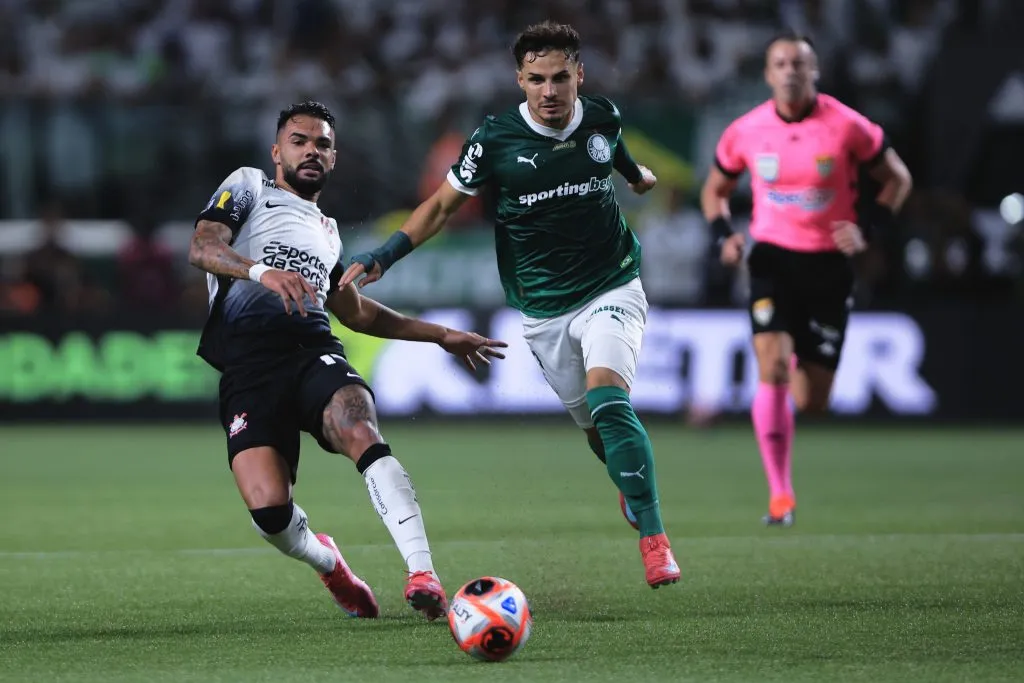 Raphael Veiga jogador do Palmeiras disputa lance com Raniele jogador do Corinthians durante partida na Arena Allianz Parque pelo campeonato Paulista 2025. Foto: Ettore Chiereguini/AGIF