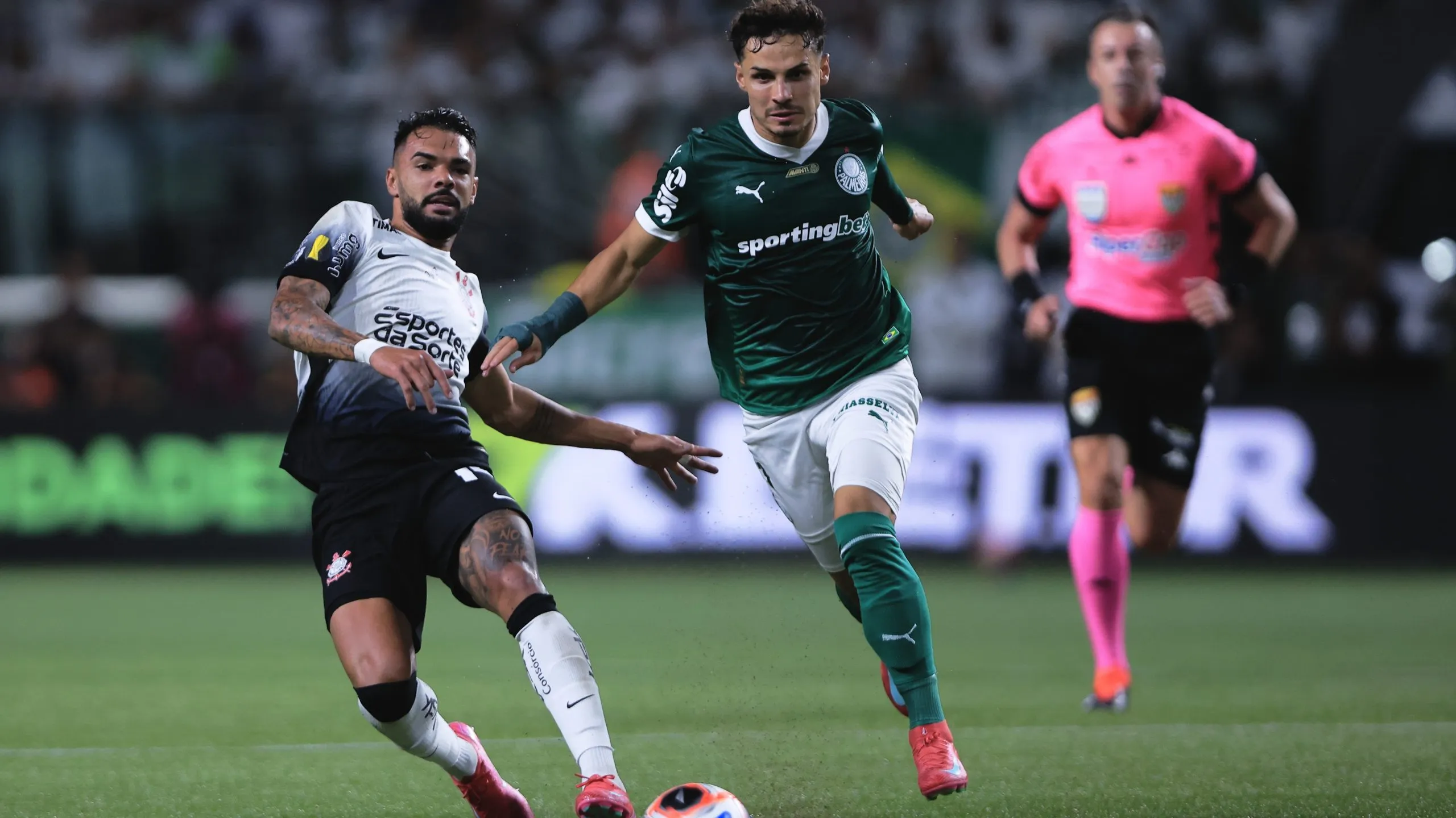 Raphael Veiga jogador do Palmeiras disputa lance com Raniele jogador do Corinthians durante partida no estadio Arena Allianz Parque pelo campeonato Paulista 2025. Foto: Ettore Chiereguini/AGIF