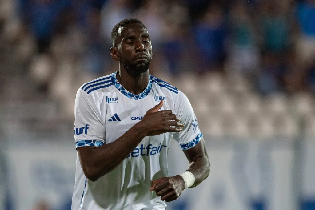 – –NENHUM– – 12/02/2025 – MINEIRO 2025, DEMOCRATA X CRUZEIRO – Bolasie jogador do Cruzeiro comemora seu gol durante partida contra o Democrata no estadio –nenhum– pelo campeonato Mineiro 2025. Foto: Alessandra Torres/AGIF