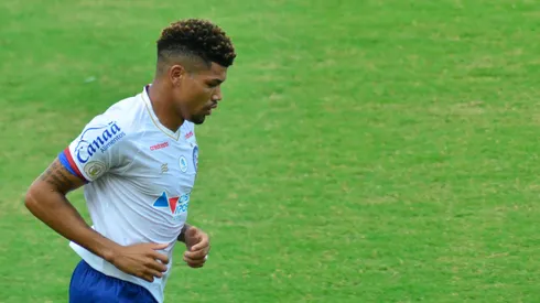 Juninho jogador do Bahia comemora seu gol com jogadores do seu time durante partida contra o Bragantino no estadio Pituacu pelo campeonato Brasileiro A 2020.